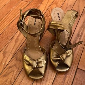 Bronx shoes size 40 inch 3” inch heels wrap around ankle & buckle gold with bow